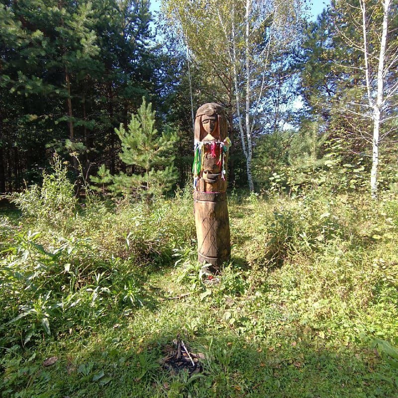 Деревянный тотем на Поляне Перуна в лесу Окунево - экскурсия Тропа двух стихий